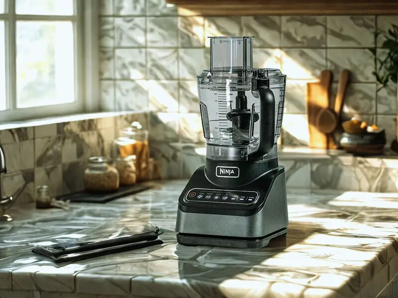 Robot multifonction Ninja BN650EU sur un plan de travail moderne – test du Docteur Spatule