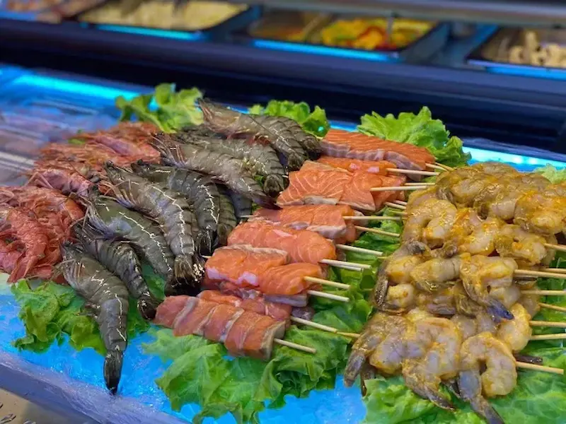 Brochettes de crevettes, saumon et gambas au buffet du restaurant Top Grands Buffets Mauguio