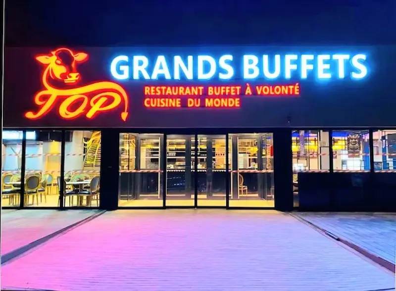 Façade du restaurant Top Grands Buffets Mauguio éclairée la nuit