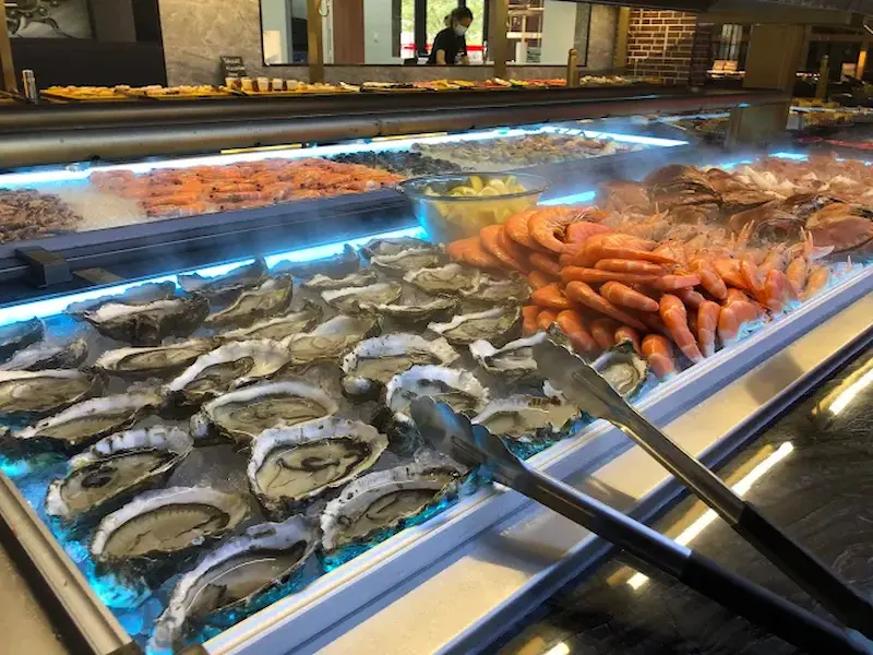 Buffet de fruits de mer avec huîtres, crevettes et langoustines au Top Grands Buffets Mauguio