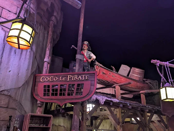 Mannequin pirate en costume dans la salle du Pirate Paradise Montpellier