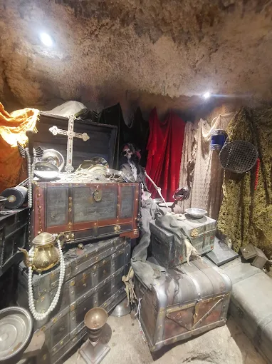 Coffres et accessoires de décor pirate au restaurant Pirate Paradise Montpellier