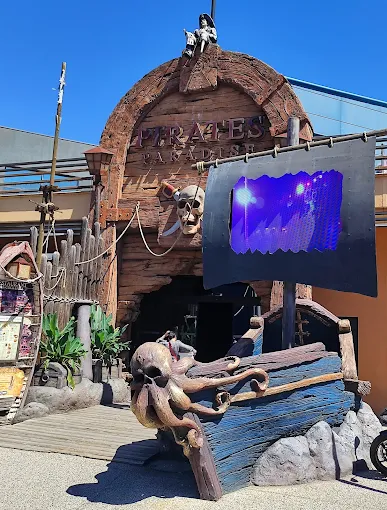 Entrée du Pirate Paradise Montpellier en plein jour, sculpture de kraken et enseigne en bois