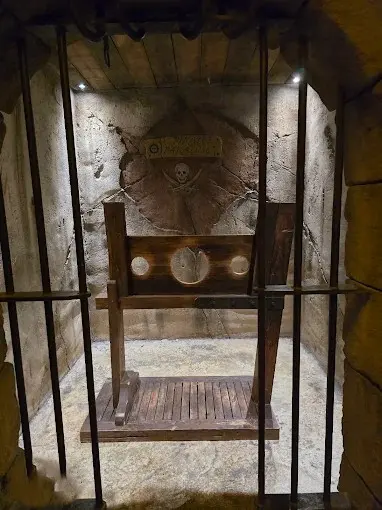 Décor de prison thématique au Pirate Paradise Montpellier
