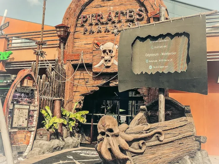 Façade du restaurant Pirate Paradise à Odysseum Montpellier, décor pirate immersif avec enseigne en bois et sculpture de kraken