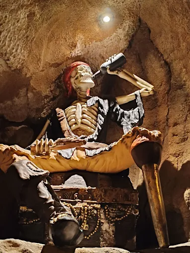 Squelette de pirate installé dans le décor immersif du Pirate Paradise Montpellier