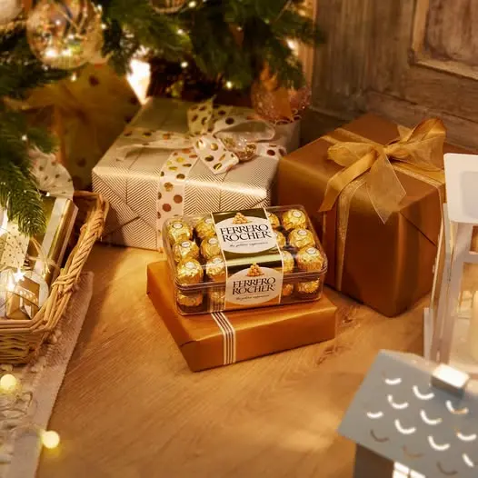 Boîte de Ferrero Rocher posée sur une table décorée pour Noël