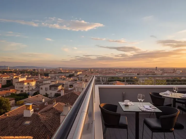 Rooftop Montpellier avec vue panoramique au coucher du soleil depuis un toit-terrasse