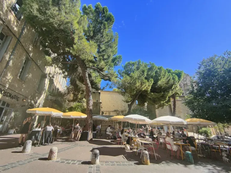 Vue du centre-ville de Montpellier, ambiance méditerranéenne autour du restaurant Rosemarie Montpellier
